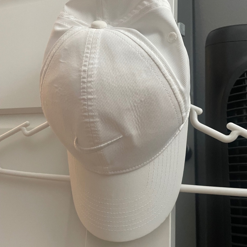 White Nike haat